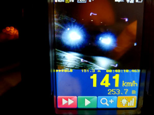 Ekran urządzenia do pomiaru prędkości z zmierzonym wynikiem 141 kilometrów na godzinę.