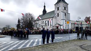 Komendant Miejski Policji w Piotrkowie Trybunalskim podinspektor Jakub Kowalczyk oraz Naczelnik Wydziału Patrolowo- Interwencyjnego Komendy Miejskiej Policji w Piotrkowie Trybunalskim podinspektor Marcin Dziubecki i Naczelnik Wydziału Prewencji  Komendy Miejskiej Policji w Piotrkowie Trybunalskim komisarz Sylwester Nieśmiałek w tracie uroczystych obchodów 107. rocznicy odzyskania przez Polskę Niepodległości.