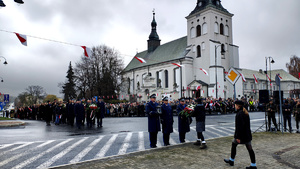 Komendant Miejski Policji w Piotrkowie Trybunalskim podinspektor Jakub Kowalczyk oraz Naczelnik Wydziału Patrolowo- Interwencyjnego Komendy Miejskiej Policji w Piotrkowie Trybunalskim podinspektor Marcin Dziubecki i Naczelnik Wydziału Prewencji  Komendy Miejskiej Policji w Piotrkowie Trybunalskim komisarz Sylwester Nieśmiałek w tracie uroczystych obchodów 107. rocznicy odzyskania przez Polskę Niepodległości.
