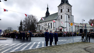 Komendant Miejski Policji w Piotrkowie Trybunalskim podinspektor Jakub Kowalczyk oraz Naczelnik Wydziału Patrolowo- Interwencyjnego Komendy Miejskiej Policji w Piotrkowie Trybunalskim podinspektor Marcin Dziubecki i Naczelnik Wydziału Prewencji  Komendy Miejskiej Policji w Piotrkowie Trybunalskim komisarz Sylwester Nieśmiałek w tracie uroczystych obchodów 107. rocznicy odzyskania przez Polskę Niepodległości.