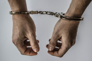 Kajdanki na rękach.