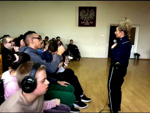 Policjantka podczas prelekcji.