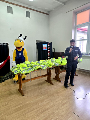 Policjant podczas prelekcji.