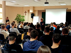 Policjantka podczas prelekcji.