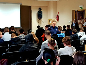 Policjantka podczas prelekcji.