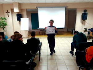 Policjantka podczas prelekcji.