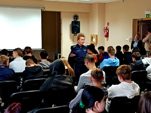 Policjantka podczas prelekcji.