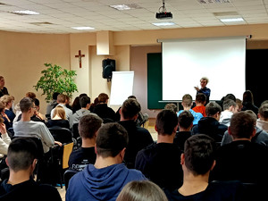 Policjantka podczas prelekcji.