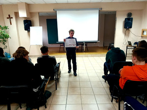 Policjantka podczas prelekcji.