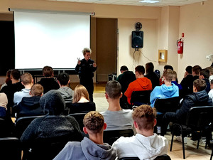 Policjantka podczas prelekcji.