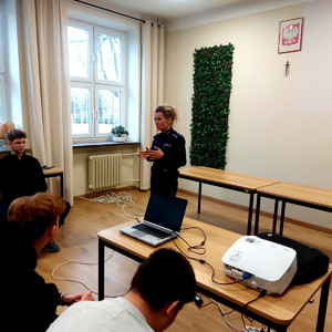 Policjantka podczas prelekcji.