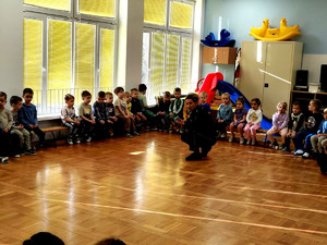 Policjantka podczas prelekcji.