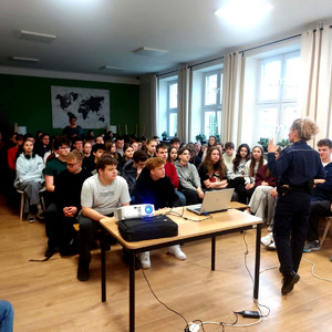 Policjantka podczas prelekcji.