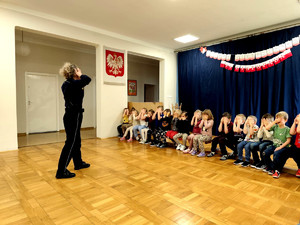 Policjantka podczas prelekcji.