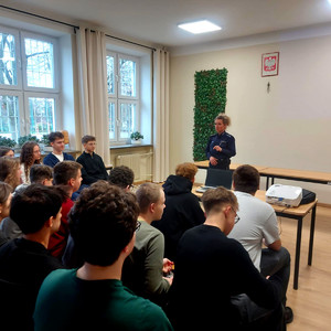 Policjantka podczas prelekcji.