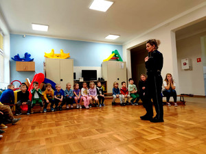 Policjantka podczas prelekcji.