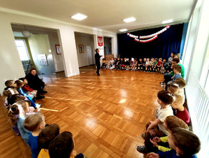 Policjantka podczas prelekcji.