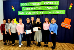 Policjantka wraz z uczniami podczas podsumowania akcji.