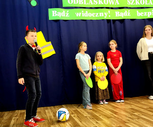 Uczniowie podczas podsumowania akcji.