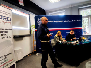 Policjant podczas prelekcji.