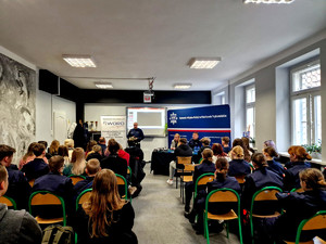 Policjant podczas prelekcji.