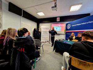 Policjant podczas prelekcji.