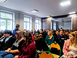 Uczniowie i policjantka podczas prelekcji.