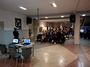 Policjantka podczas spotkania.