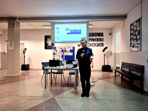 Policjantka podczas spotkania.