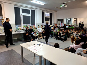 Policjanci podczas pogadanki.