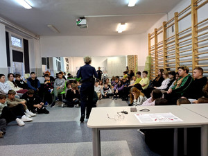 Policjanci podczas pogadanki.