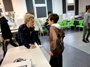 Policjantka podczas pogadanki.