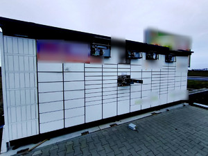 Uszkodzony paczkomat.