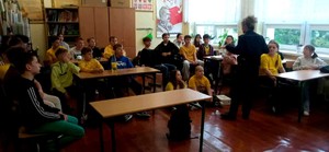 Policjantka podczas prelekcji wraz z dziećmi.