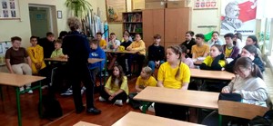 Policjantka podczas prelekcji wraz z dziećmi.