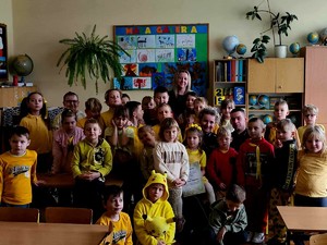 Policjanci podczas prelekcji wraz z dziećmi.