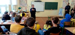 Policjanci podczas prelekcji wraz z dziećmi.