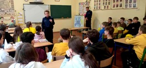 Policjanci podczas prelekcji wraz z dziećmi.