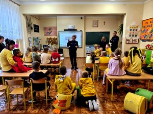 Policjanci podczas prelekcji wraz z dziećmi.