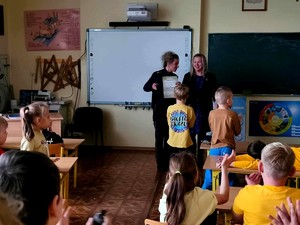 Policjantka podczas prelekcji wraz z dziećmi.
