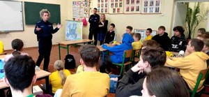 Policjanci podczas prelekcji wraz z dziećmi.