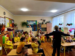 Policjantka podczas prelekcji wraz z dziećmi.