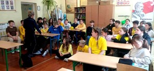 Policjantka podczas prelekcji wraz z dziećmi.