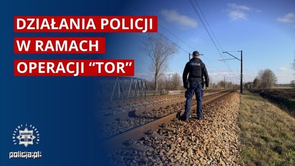 Policjant przy torach kolejowych.