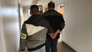 Policjant z zatrzymanym.