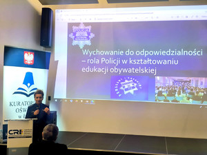 Policjantka podczas debaty.