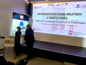 Policjantka podczas debaty.