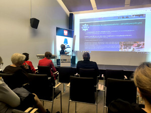 Policjantka podczas debaty.