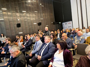 Zgromadzone osoby podczas debaty.