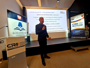 Prelegent podczas debaty.